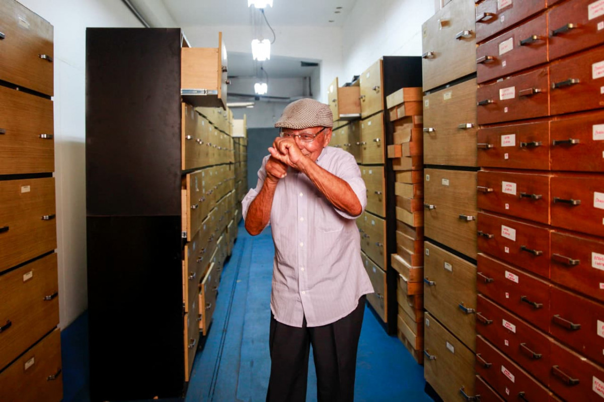 Ex-entregador do Diario, Francisco Araújo reencontra os jornais que distribuiu nos anos 1970 (Crisly Viana/DP Foto)