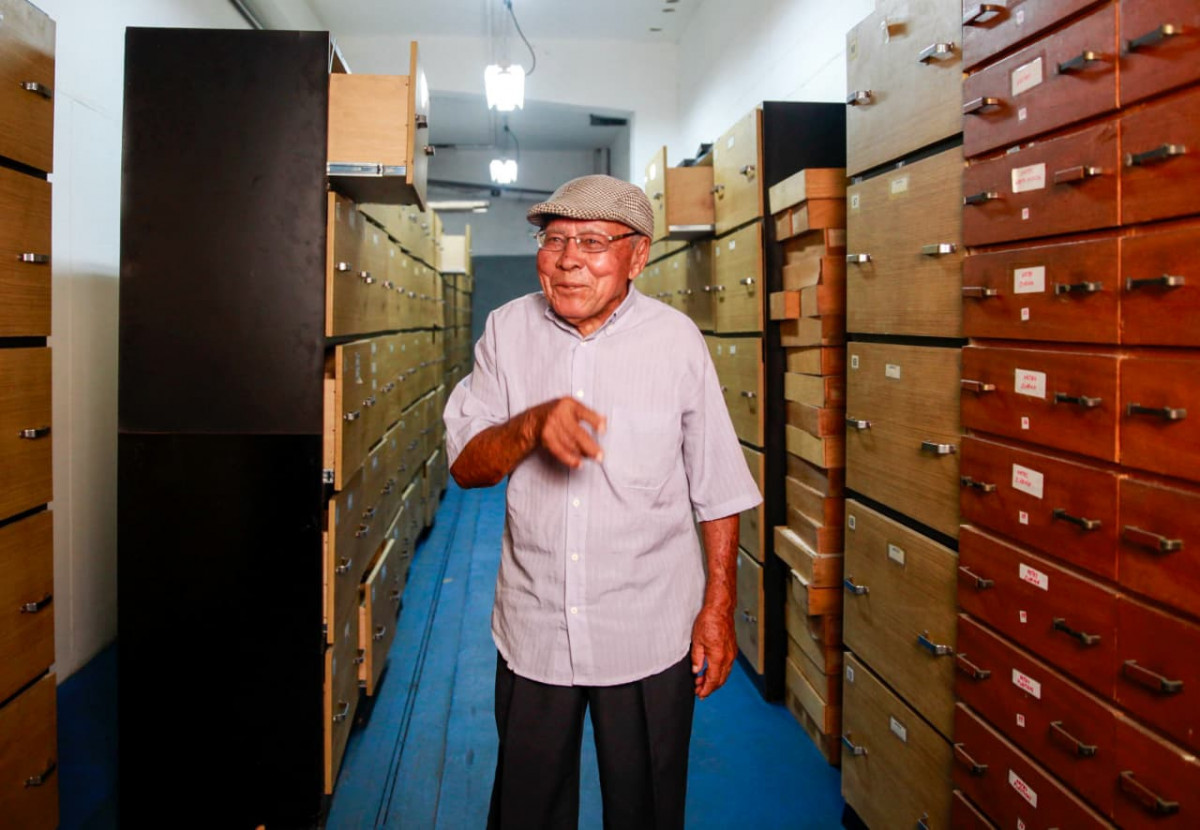 Ex-entregador do Diario, Francisco Araújo reencontra os jornais que distribuiu nos anos 1970 (Crisly Viana/DP Foto)