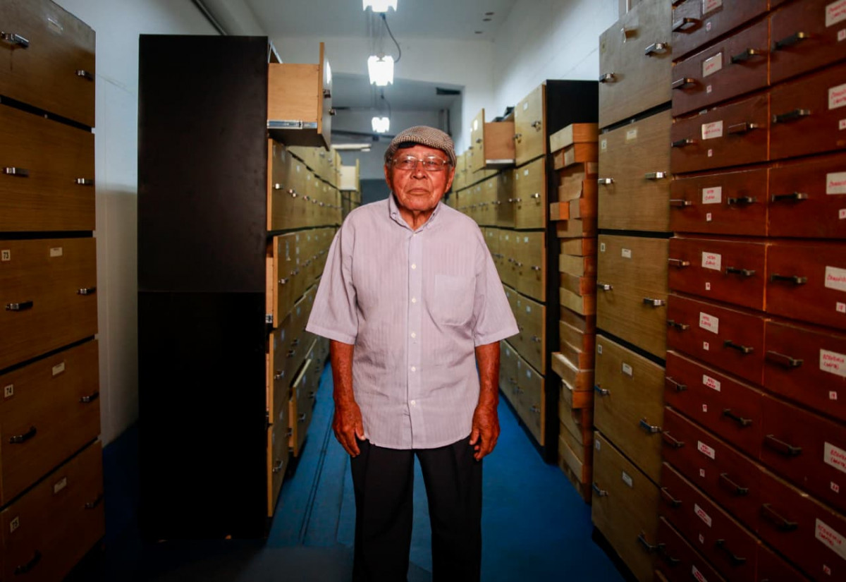 Ex-entregador do Diario, Francisco Araújo reencontra os jornais que distribuiu nos anos 1970 (Crisly Viana/DP Foto)