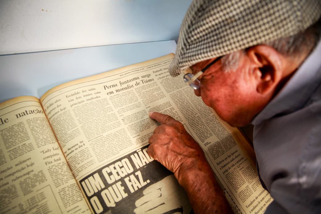 Ex-entregador do Diario, Francisco Araújo reencontra os jornais que distribuiu nos anos 1970 (Crisly Viana/DP Foto)