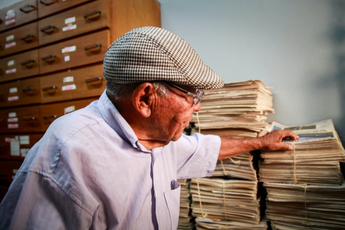 Ex-entregador do Diario, Francisco Araújo reencontra os jornais que distribuiu nos anos 1970 (Crisly Viana/DP Foto)