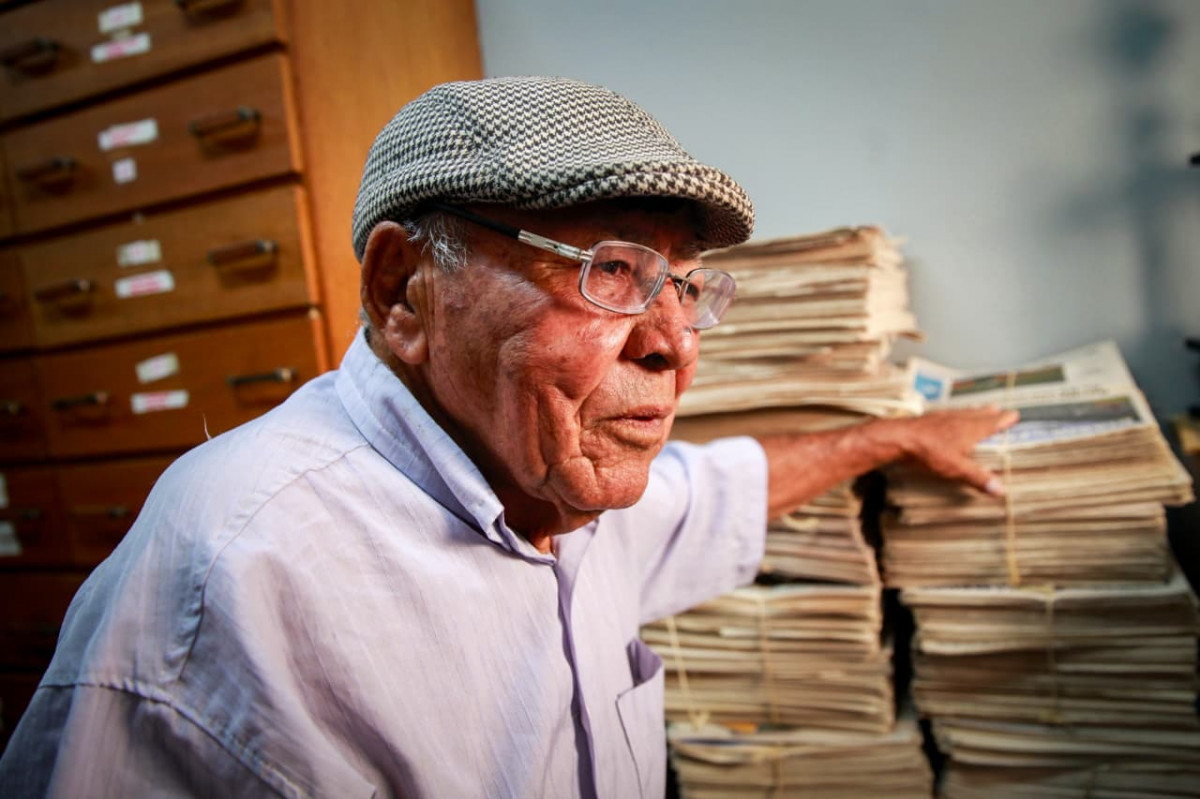Ex-entregador do Diario, Francisco Araújo reencontra os jornais que distribuiu nos anos 1970 (Crisly Viana/DP Foto)