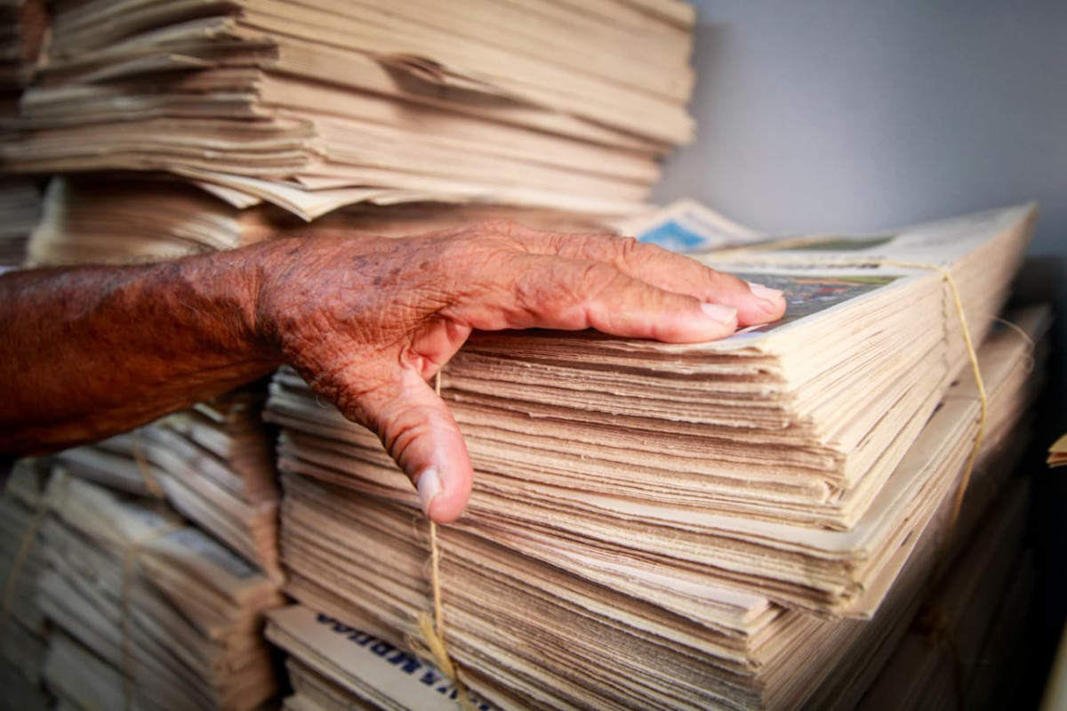 Ex-entregador do Diario, Francisco Araújo reencontra os jornais que distribuiu nos anos 1970 (Crisly Viana/DP Foto)