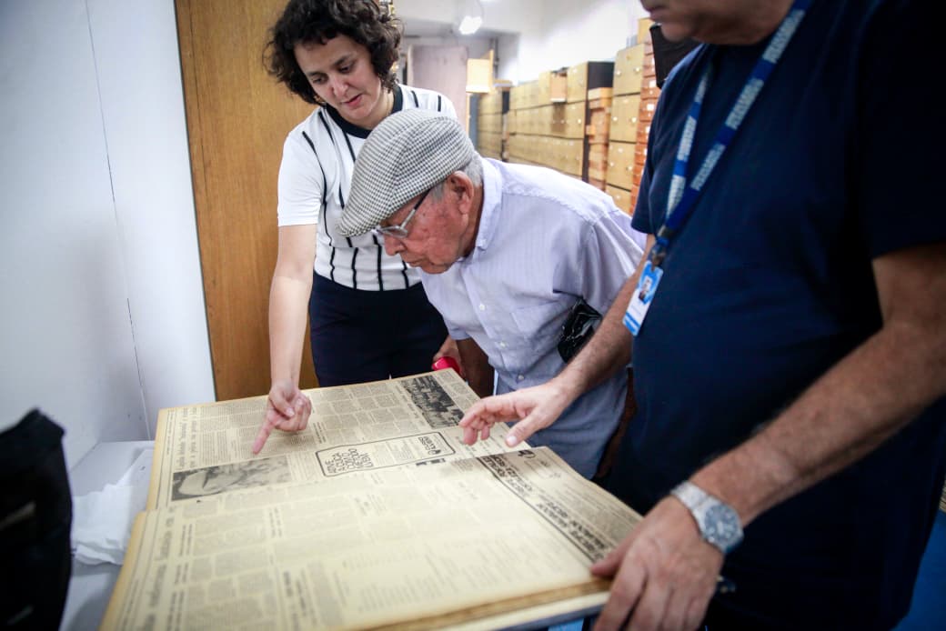 Ex-entregador do Diario, Francisco Araújo reencontra os jornais que distribuiu nos anos 1970 (Crisly Viana/DP Foto)