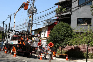 Moradores ainda enfrentam falta de energia em São Paulo
