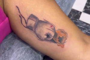 Emily Gomes eternizou o momento tatuando uma luva de boxe socando uma laranja
