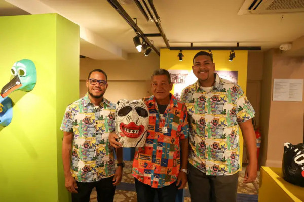 Os artistas Anderson Ezequiel Leite, João Dias Vilela Filho e seu filho Mateus Dias Vilela na exposição 'Entre Máscaras e Gigantes: Os Juliões do Carnaval de Olinda'