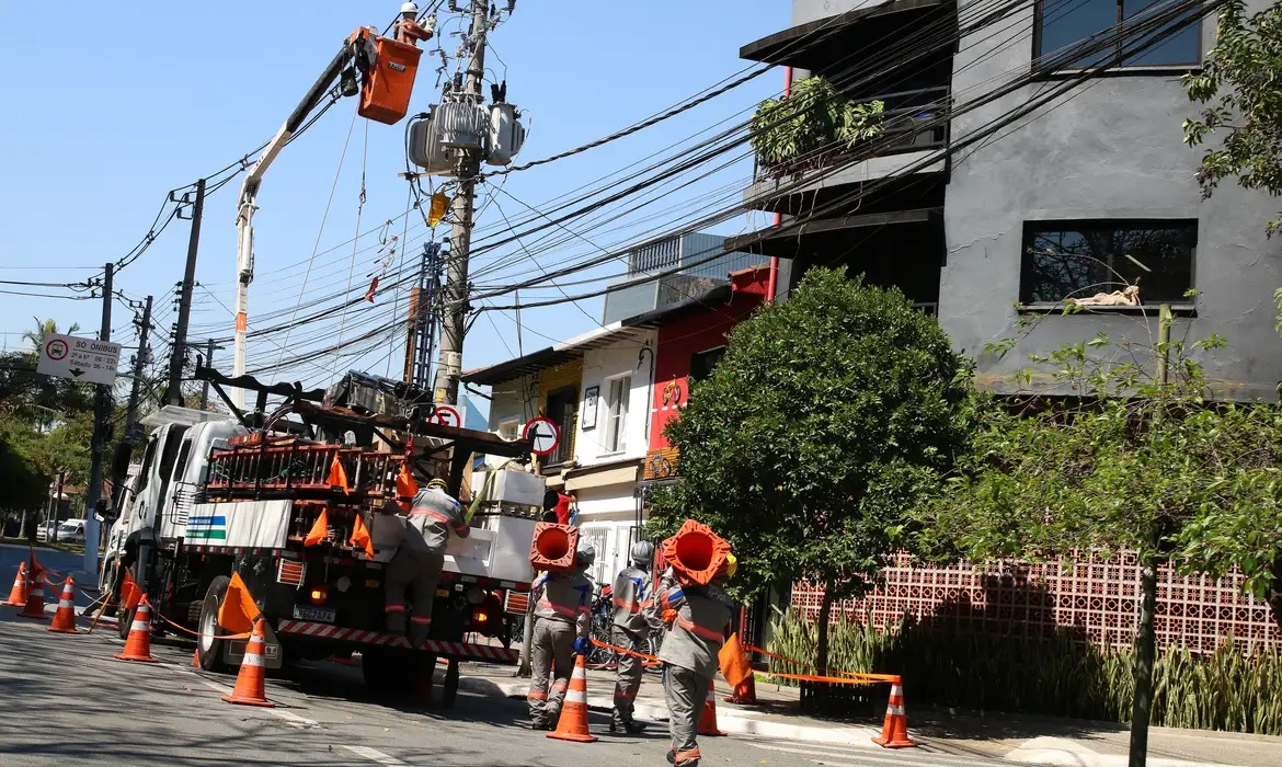 Moradores ainda enfrentam falta de energia em São Paulo
/Rovena Rosa/Agência Brasil