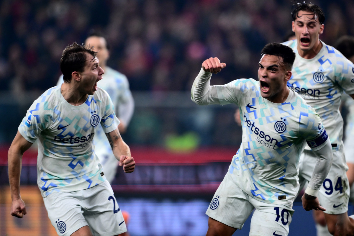 Centroavante Lautaro Martínez e o meia Nicolò Barella durante comemoração de gol da Inter de Milão/MARCO BERTORELLO / AFP