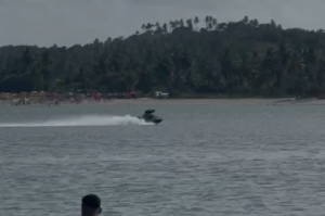 O homem foi arremessado após colidir com um banco de areia