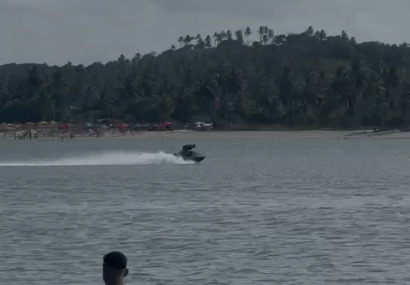 O homem foi arremessado após colidir com um banco de areia