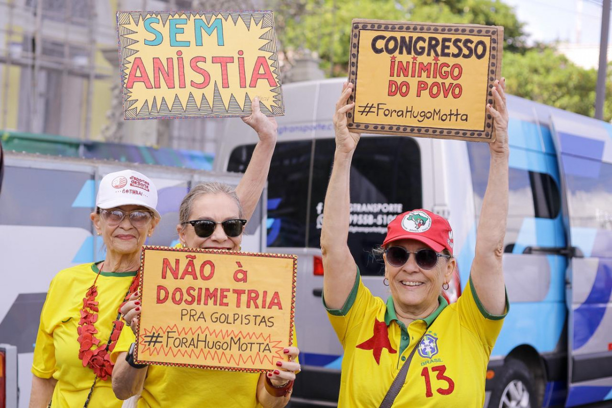 Manifestantes também mostraram revolta em cartazes (Foto: Rafael Vieira/DP Foto)