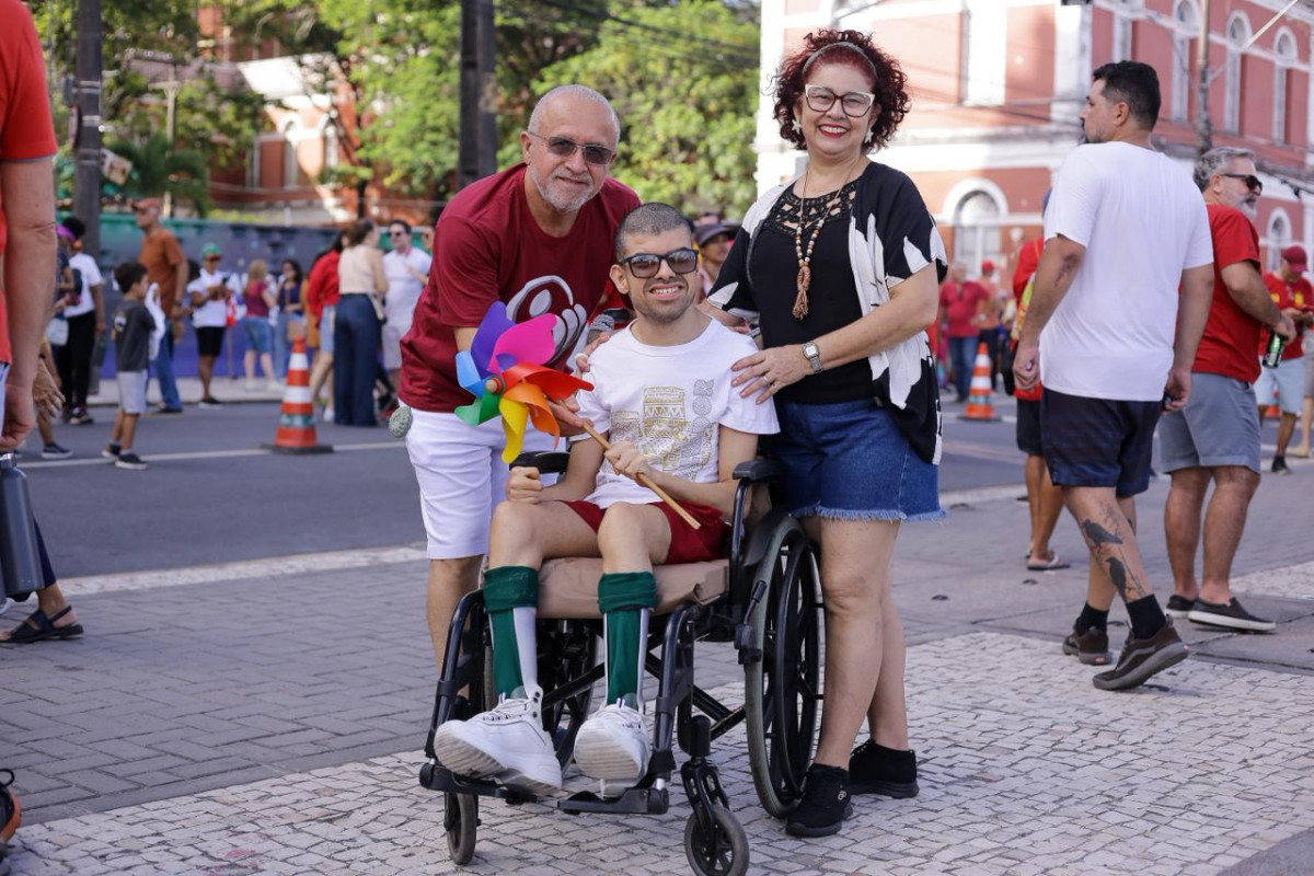 Com paralisia cerebral, Gabriel esteve acompanhado dos pais Antônio e Cláudia no ato (Foto: Rafael Vieira/DP Foto)