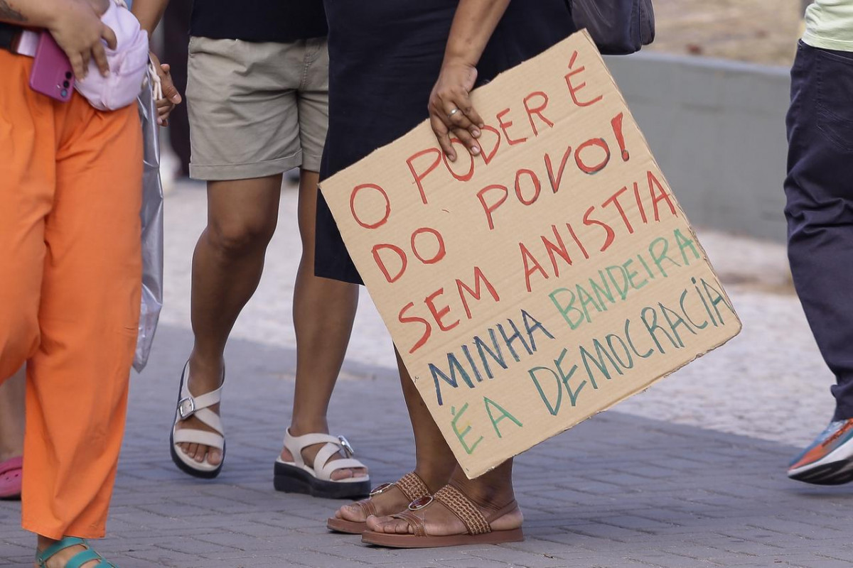 Manifestantes também mostraram revolta em cartazes (Foto: Rafael Vieira/DP Foto)