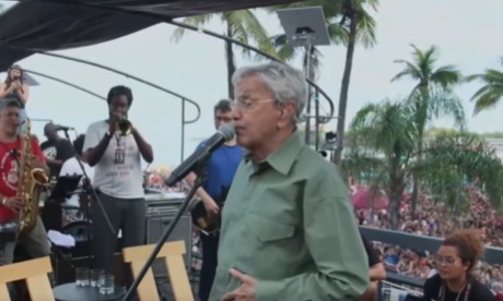 Cantor se apresenta durante ato em Copacabana, no Rio de Janeiro
/Reprodução/Redes sociais 