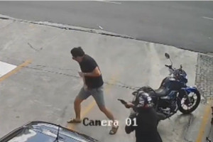 Imagens mostram momento em que empres&aacute;rio &eacute; baleado em tentativa de assalto na Zona Norte do Recife
