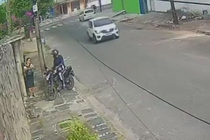 Toda a ação aconteceu às 6h36, na Rua Canápolis, na Zona Norte do Recife