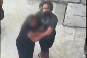 Luísa Barros sendo retirada do apartamento pelo vizinho, Márcio Santos