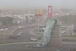 R&eacute;plica da Est&aacute;tua da Liberdade de uma loja da Havan no Rio Grande do Sul desabou durante uma ventania