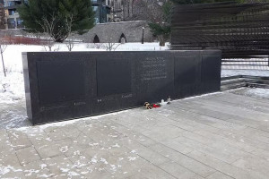 Nomes cobertos no Memorial &agrave;s V&iacute;timas do Comunismo, em Ottawa, no Canad&aacute;