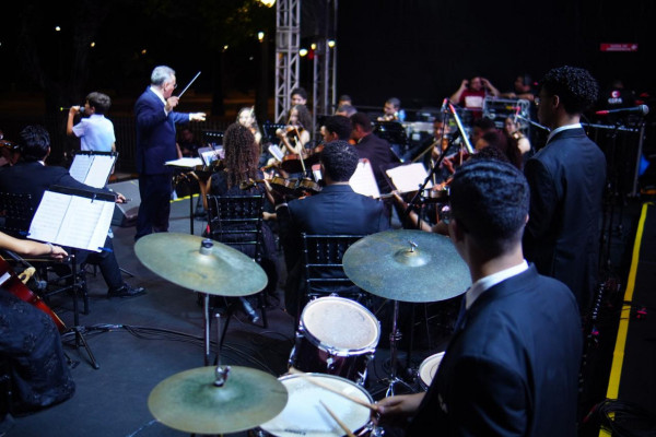 TJPE promove cantata natalina em frente ao Palácio da Justiça