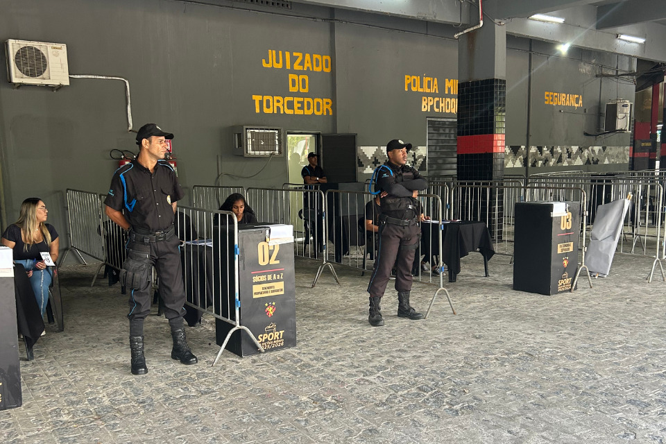 A eleição para presidente do Sport acontece no estacionamento das sociais do clube/Paulo Mota/ DP