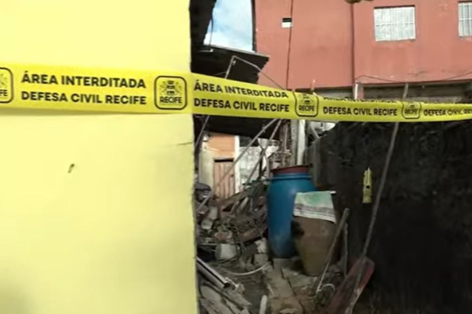 Explosão por vazamento de gás destrói casa e deixa idosa ferida na Zona Norte do Recife
/Reprodução/TV Guararapes