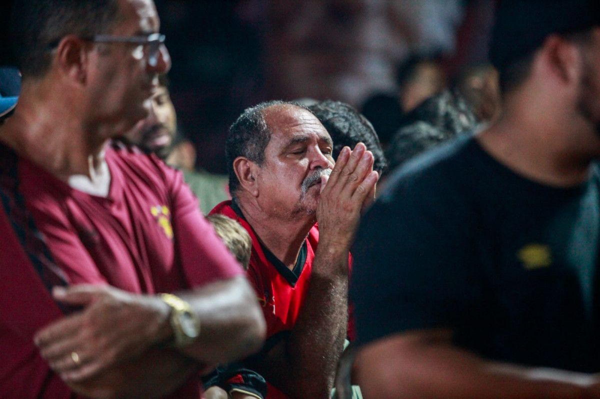 Torcedor do Sport agradecendo aos céus pela eleilção no clube. /Crysli Viana/DP FOTO