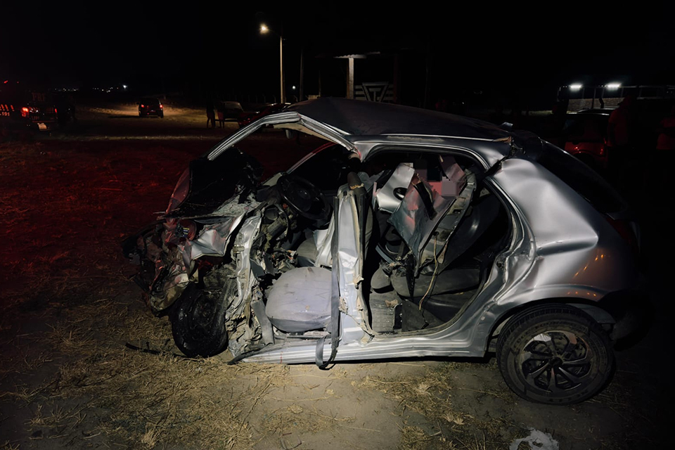 Celta, que teria pego a contramão, ficou destruído com a batida/DIVULGAÇÃO/PRF