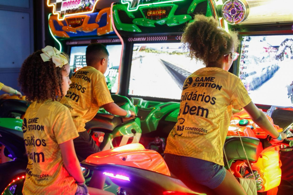 Crianças aproveitam Natal antecipado em ação solidária no Recife (Foto: Marina Torres/DP Foto)