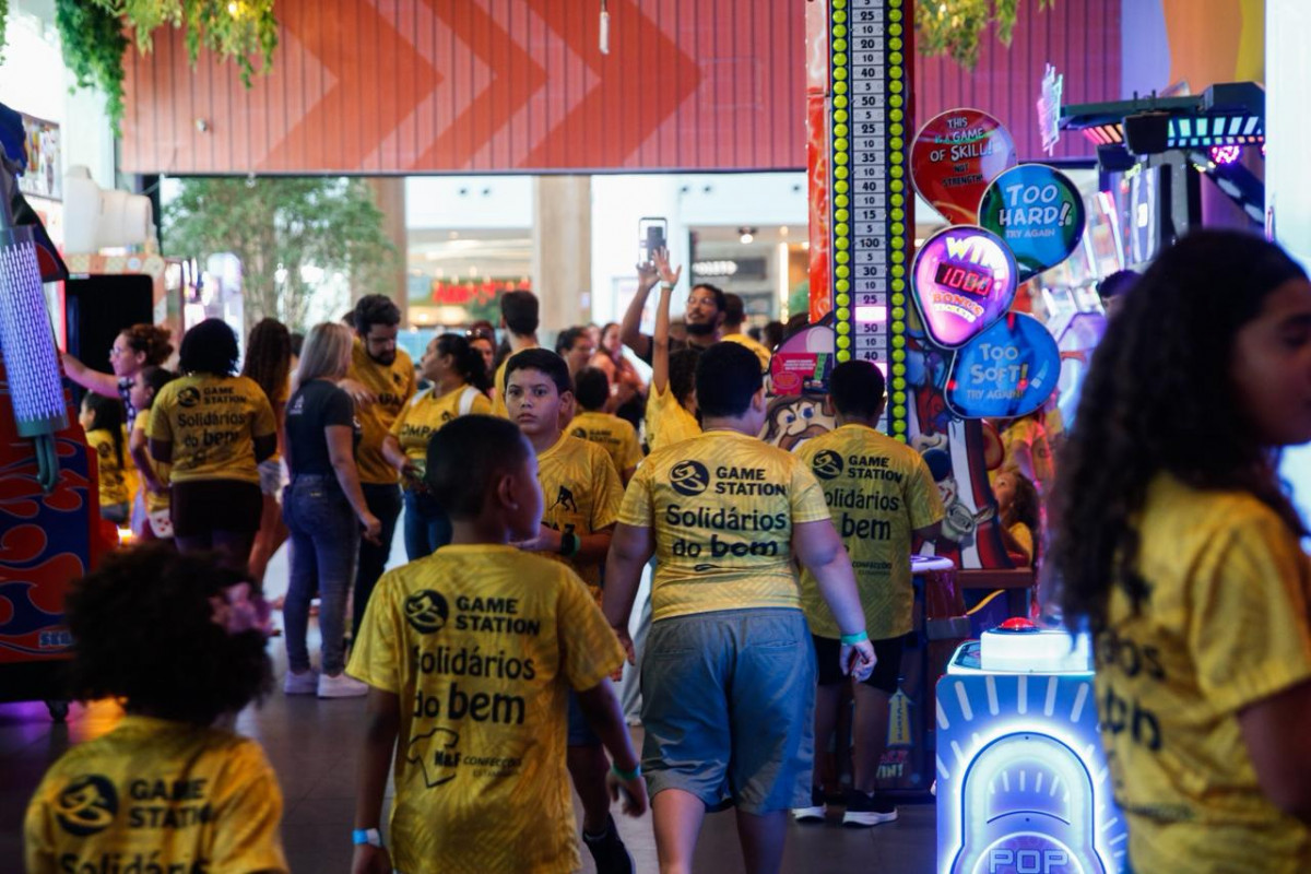 Crianças aproveitam Natal antecipado em ação solidária no Recife (Foto: Marina Torres/DP Foto)