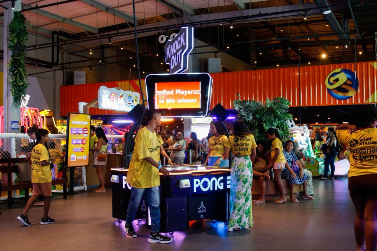 Crianças aproveitam Natal antecipado em ação solidária no Recife (Foto: Marina Torres/DP Foto)