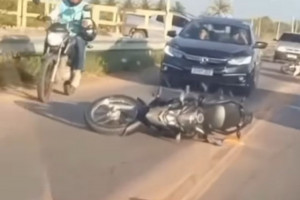 V&iacute;deo: ataque de abelhas faz motociclistas abandonarem motos em estrada da Zona Rural de Petrolina
