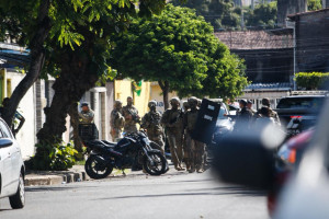 Pol&iacute;cia cerca casa de homem que atirou contra policiais que tentavam cumprir mandado no Recife