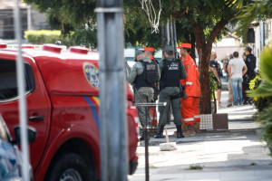 Pol&iacute;cia cerca casa de homem que atirou contra policiais que tentavam cumprir mandado no Recife