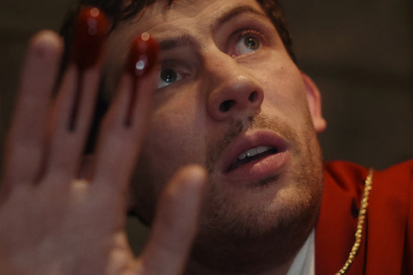 Josh O'Connor interpreta o atormentado reverendo Jud (Netflix/Divulgação)