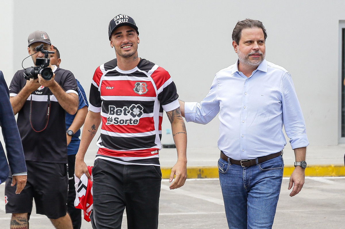 Thiago Galhardo e Bruno Rodrigues, atacante e presidente do Santa Cruz/Rafael Vieira