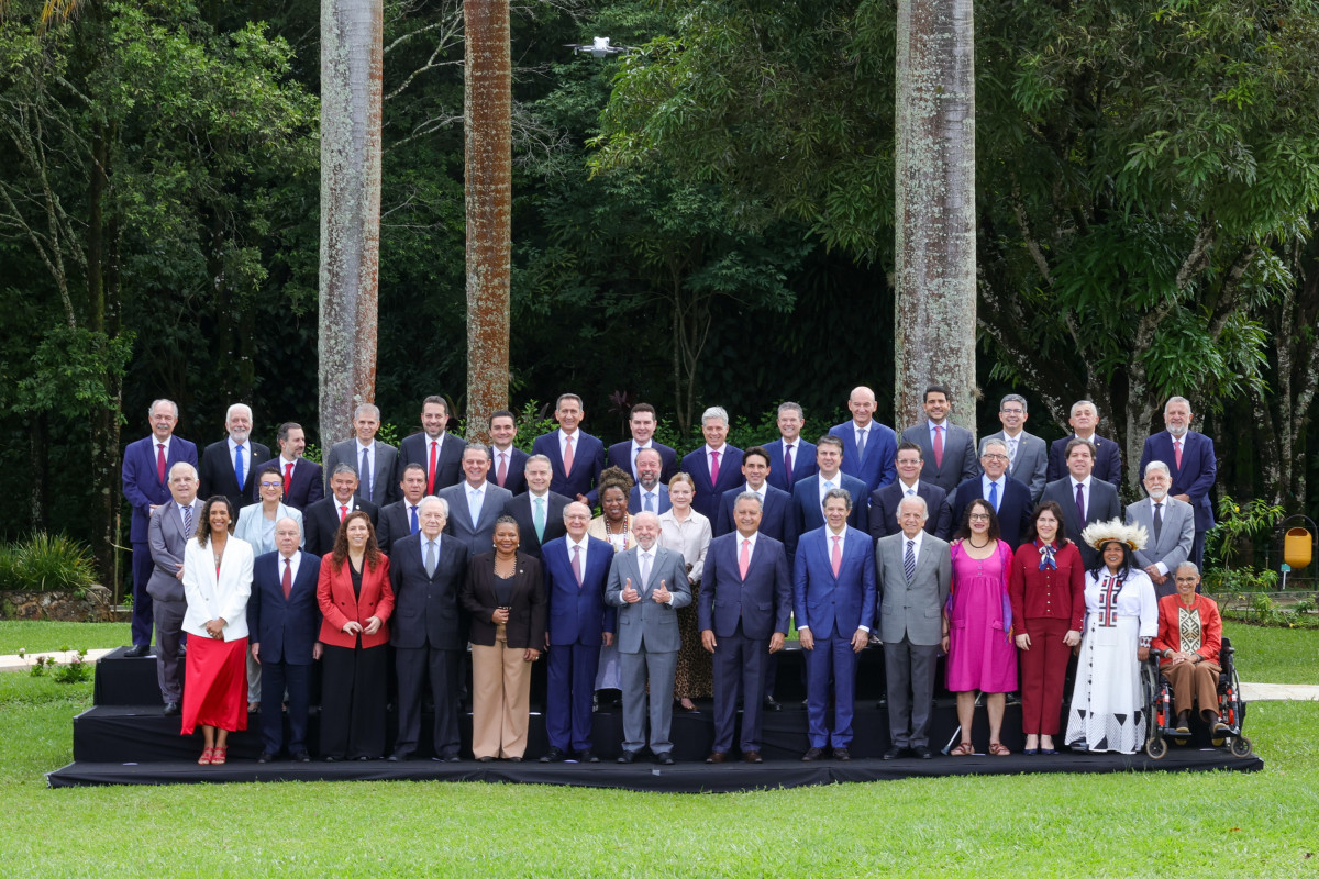 O Presidente Luiz Inácio Lula da Silva posa para foto com seus ministros antes de reunião ministerial na Granja do Torto/Fabio Rodrigues-Pozzebom/Agência Brasil