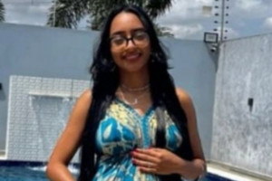 Estado da gr&aacute;vida que sofreu acidente ap&oacute;s vestido prender na tra&ccedil;&atilde;o da motocicleta &eacute; grave, diz HR
