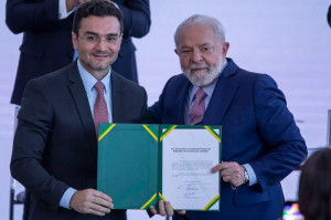 Lula anunciou a demiss&atilde;o de Celso Sabino na tarde desta quarta-feira (17)