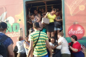 Usu&aacute;rios do metr&ocirc; deixam vag&atilde;o ap&oacute;s falha
