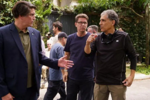 Jim Caviezel (&agrave; esq.) interpreta Bolsonaro no filme produzido por Mario Frias (ao centro) e dirigido por Cyrus Nowrasteh (&agrave; dir.)
