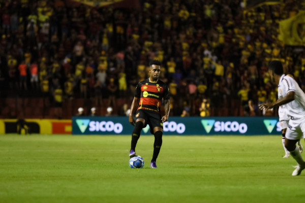 Ewerthon, lateral que pertence ao Sport