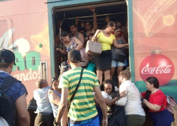 Usuários do metrô deixam vagão após falha/Foto: Reprodução/Whatsapp