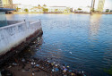 Descarte de lixo no rio Capibaribe &eacute; problema ambiental, mas j&aacute; faz parte da cena da cidade - Foto: Crysli Viana/DP Foto