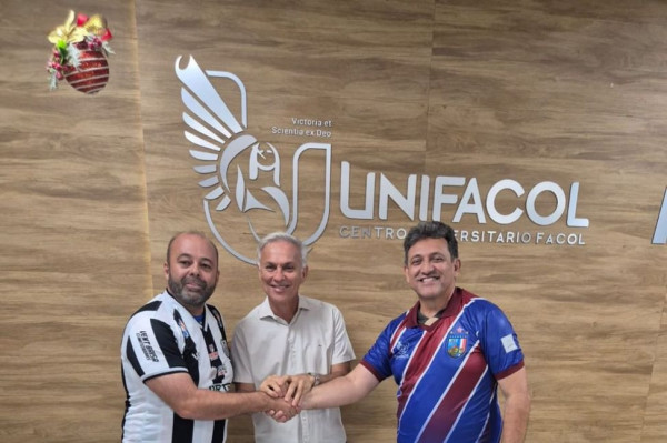 R&ocirc;mulo de Deus, presidente do Vit&oacute;ria-PE; Paulo Roberto, prefeito de Vit&oacute;ria de Santo Ant&atilde;o; e Sivaldo Oliveira, presidente do Central./Foto: Divulga&ccedil;&atilde;o/Central