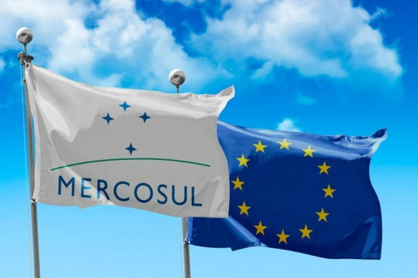 Bandeiras do Mercosul e da União Europeia  (Reprodução)
