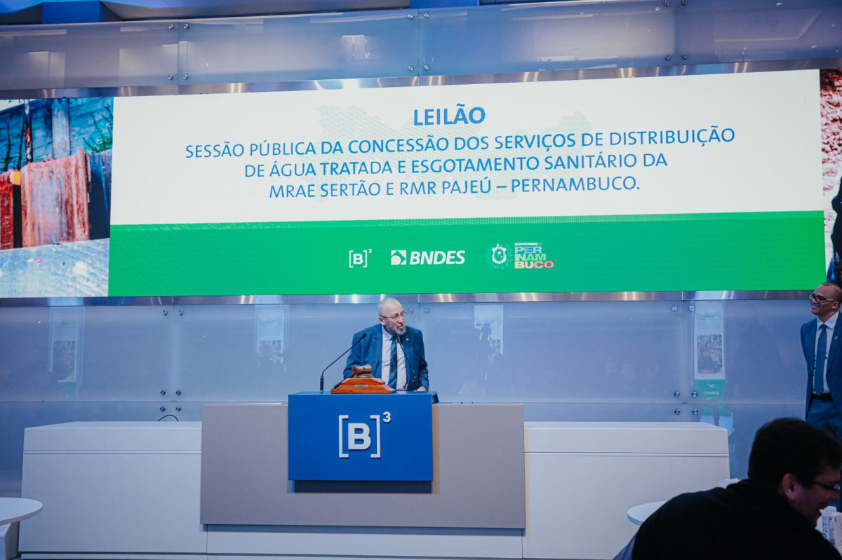 O secret&aacute;rio de Recursos H&iacute;dricos e Saneamento de Pernambuco no leil&atilde;o parcial da Compesa, que aconteceu nesta quinta-feira (18)/Foto: Jana&iacute;na Pepeu/Secom
