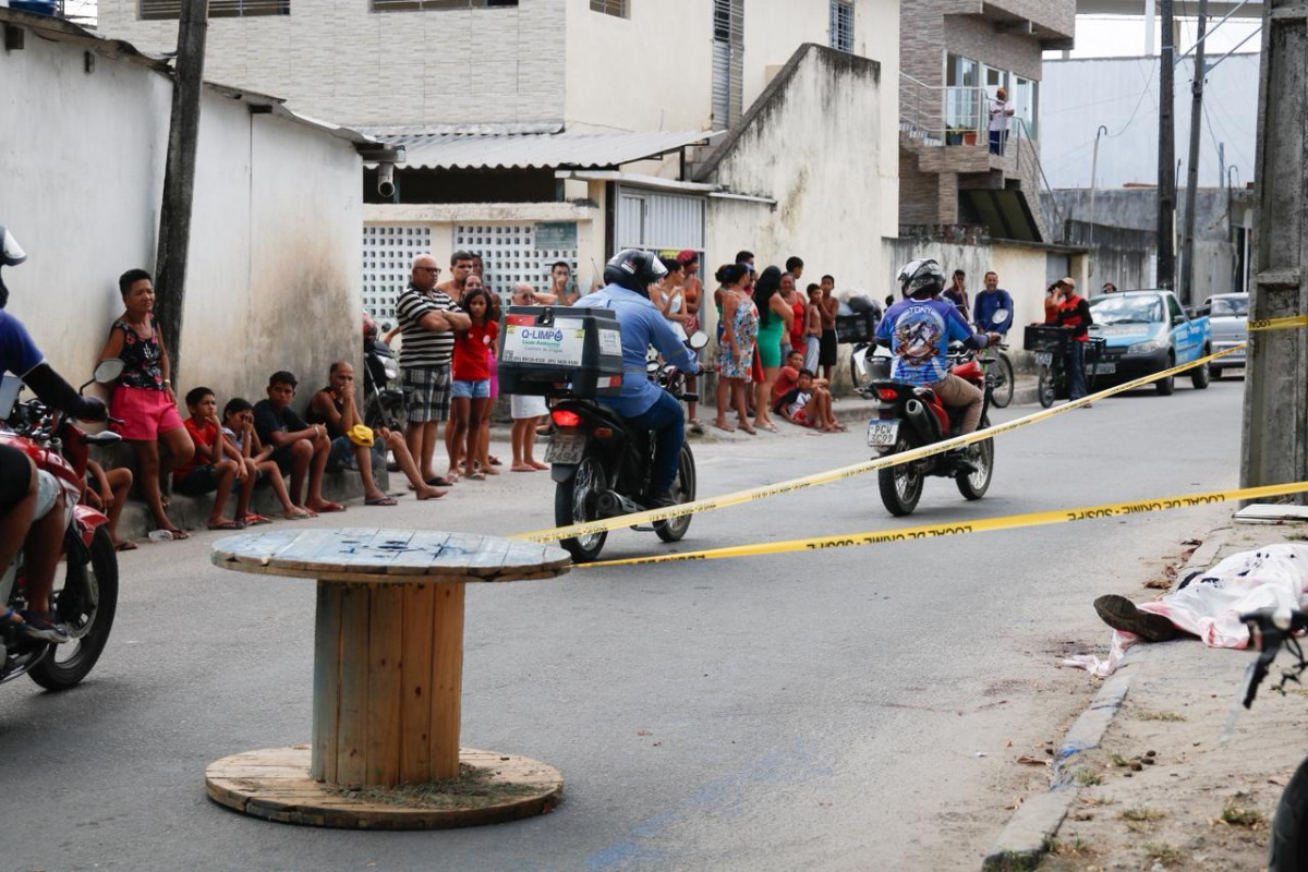 Motociclista morreu em Dois Unidos, no Recife após ser atingido por linha de cerol (Marina Torres/DP Foto)