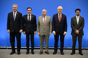 O Ministro das Rela&ccedil;&otilde;es Exteriores da Argentina, Pablo Quirno, o Ministro das Rela&ccedil;&otilde;es Exteriores do Paraguai, Rub&eacute;n Ram&iacute;rez, o Ministro das Rela&ccedil;&otilde;es Exteriores do Brasil, Mauro Vieira, o Ministro das Rela&ccedil;&otilde;es Exteriores do Uruguai, M&aacute;rio Lubetkin, e o Ministro das Rela&ccedil;&otilde;es Exteriores da Bol&iacute;via, Fernando Aramayo, posam para uma foto na Reuni&atilde;o de Ministros das Rela&ccedil;&otilde;es Exteriores do Mercosul 